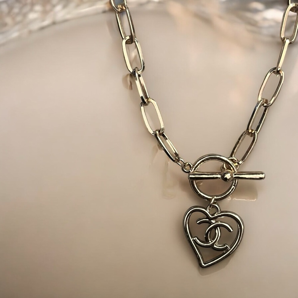 CHANEL GOLD RESIN HEART PULL CHARM ON GOLD PLATED CHAIN 💜 - Picture 3 of 4